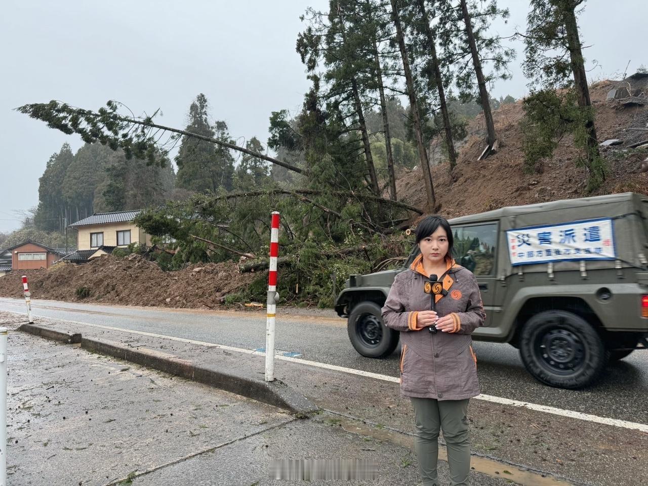 在一直没有手机信号的黑暗山路前行…到处都是地震后的道路塌陷、很多大坑，山体滑坡下