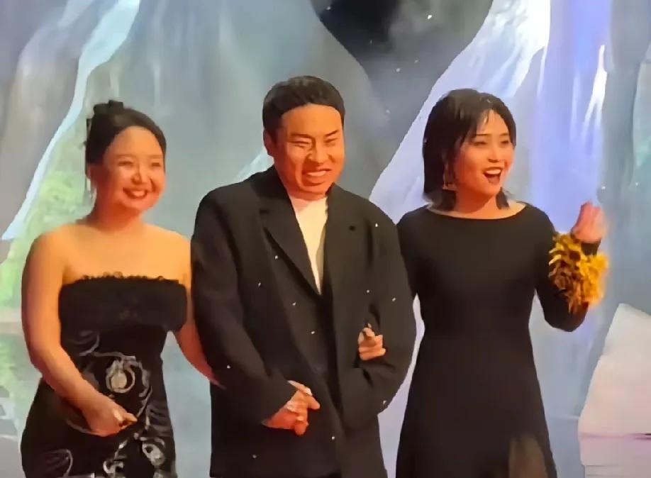 还是姐妹靠谱啊，李雪琴徐志胜李嘉琦一起参加活动退场时，徐志胜走在最前面李雪琴跟在