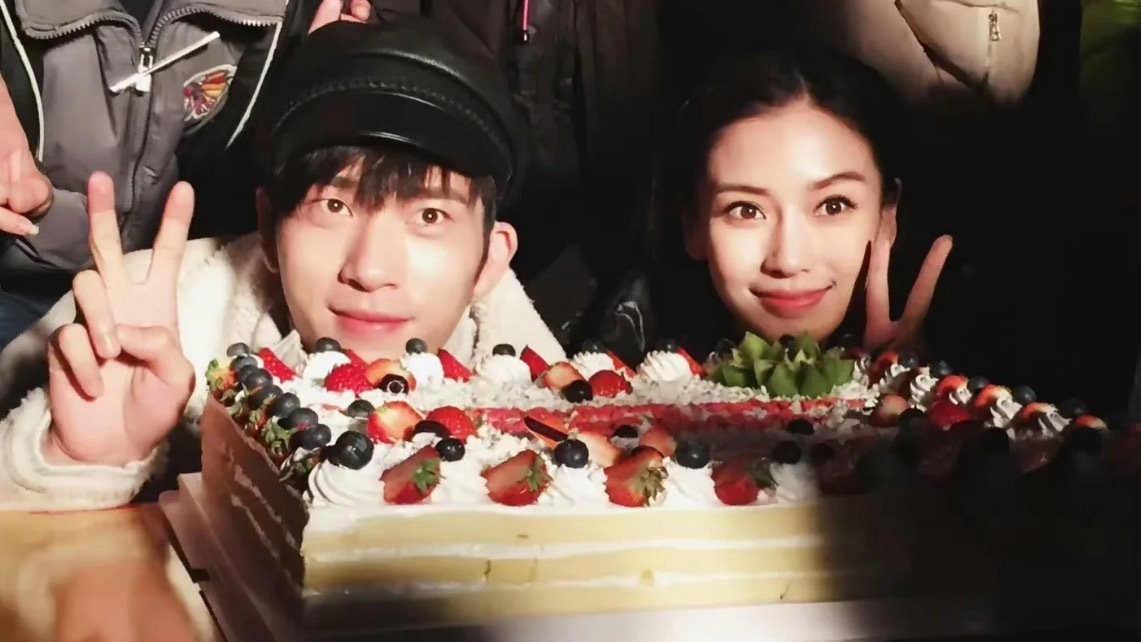 居然是井柏然给baby递的婚戒十九岁因《全城热恋》相识，一晃走过十几年时光！不得
