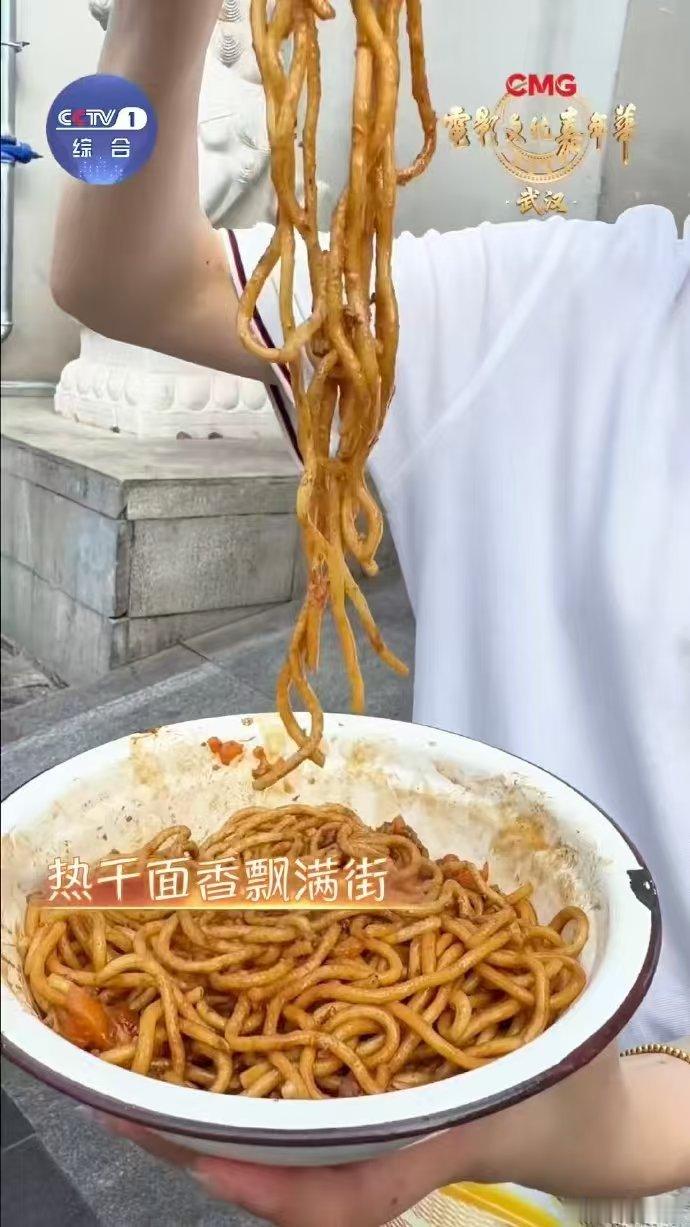 一支舞打卡武汉地标 今天全民健身日 电影文化嘉年华 当全民健身的律动遇上江城地标