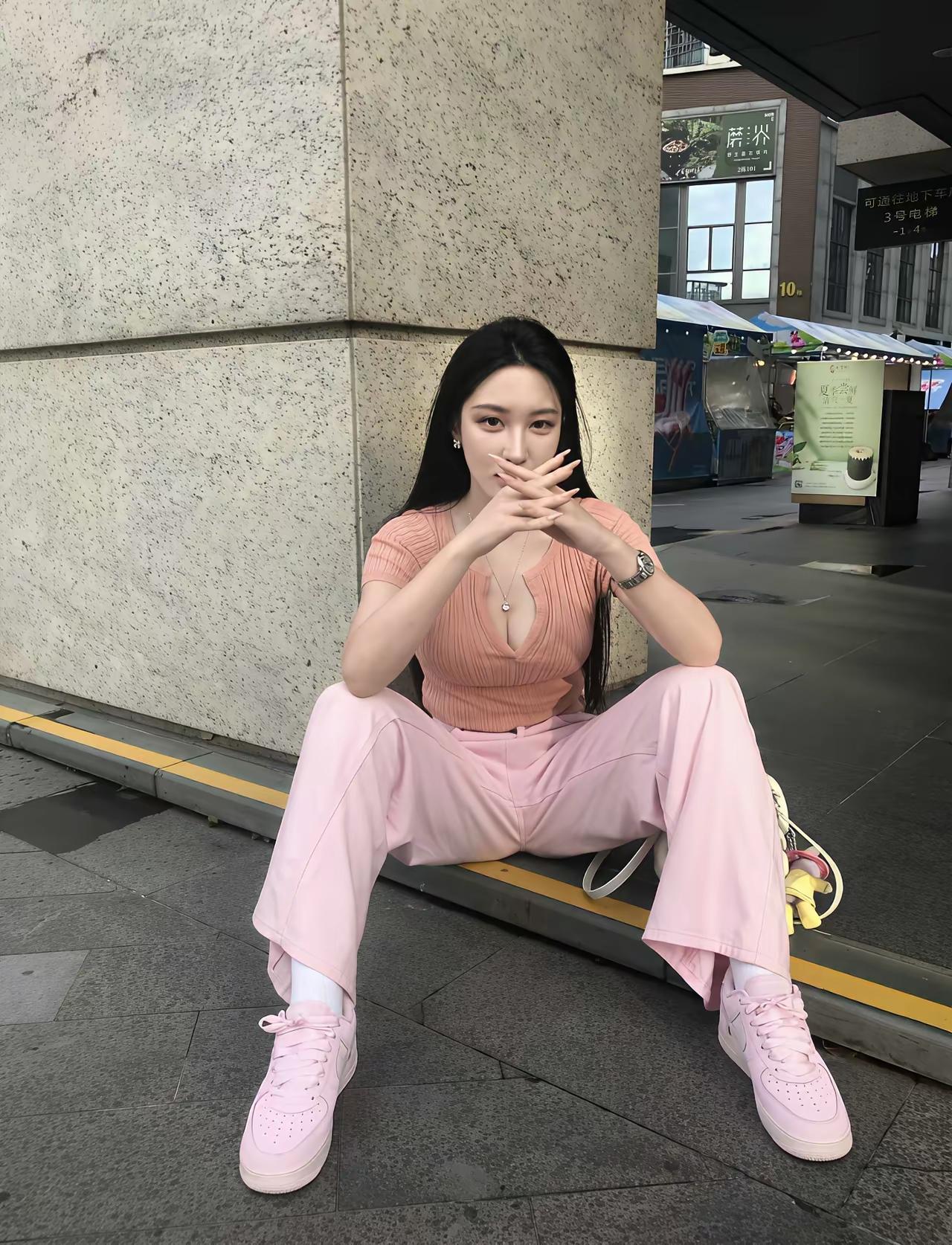 粉嫩穿搭，甜美少女心，户外休闲时光