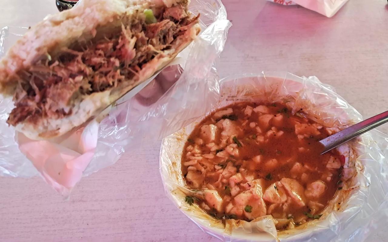 每逢周末，都懒得做早饭，睡到八点多起床，晃悠到熟悉的早餐摊。


要个肉夹馍，来