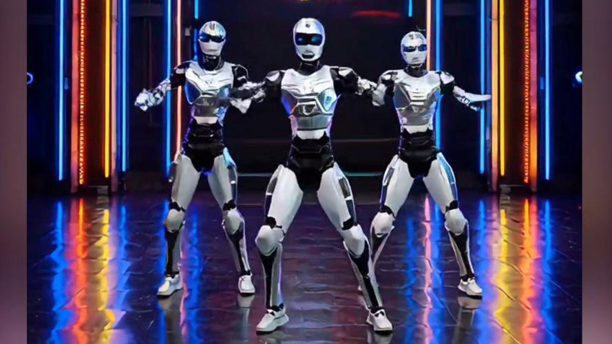 尤其是表演类的机器人与人们工作和生活关联不大，况且也不是初次见到表演机器人，大家