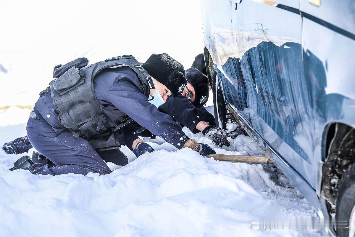 零下20度的深夜，老君山金顶狂风卷着雪粒砸在脸上。救援队长张建军接到对讲机呼叫时