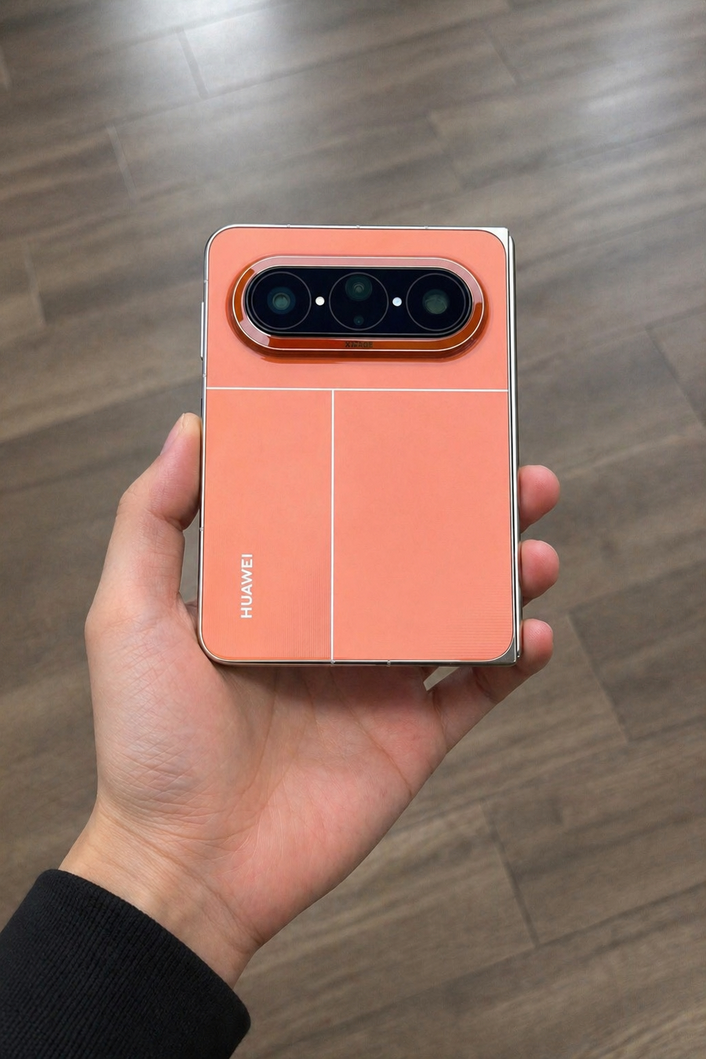 Pura X Max的活力橙饱和度没那么高，在某些光线角度下更偏向于浅橘色，很耐