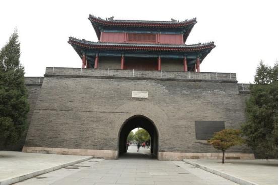 明崇祯十一年，为拱卫京师，明朝在永定河东的卢沟桥旁建了一座卫城，称为“拱极城”或