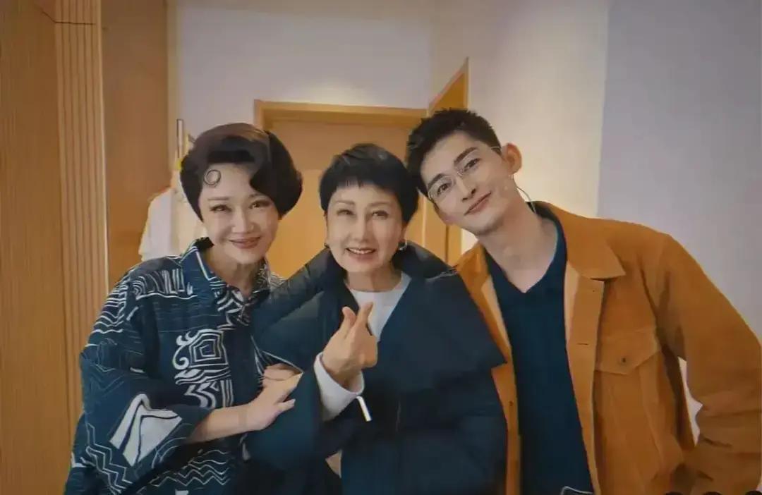 55岁许晴脸僵上热搜
 
她前晚走红毯，苹果肌像两块冻住的馒头，嘴角动一下都费劲