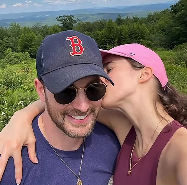 桃总的妻子诞下一女，至此，六位初代复仇者都已为人父母。美队当爸爸 ​​​