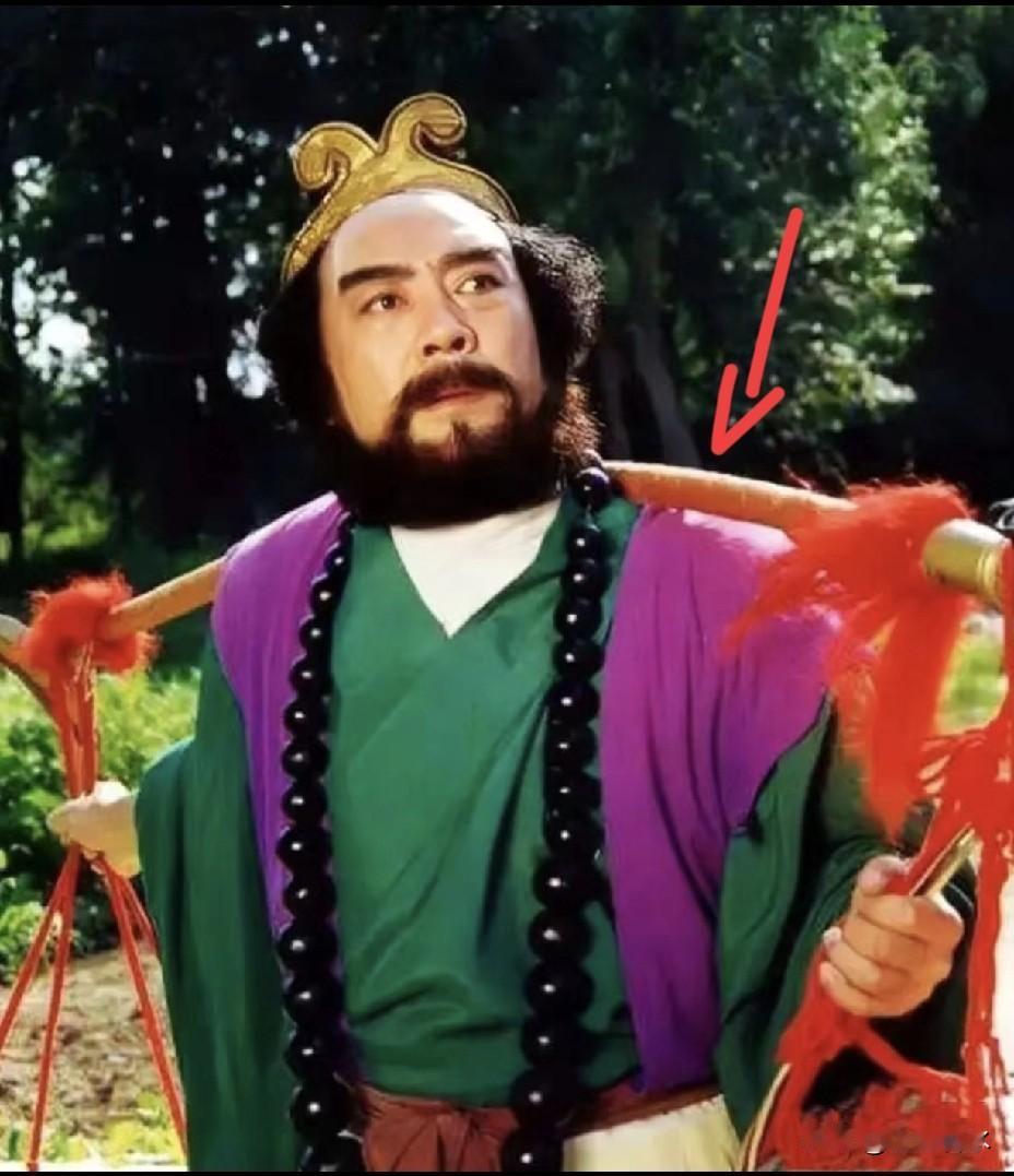 发现一个细节！
刘大刚居然挑真砖头拍《西游记》
他说是为了

拍摄需要，因为当时