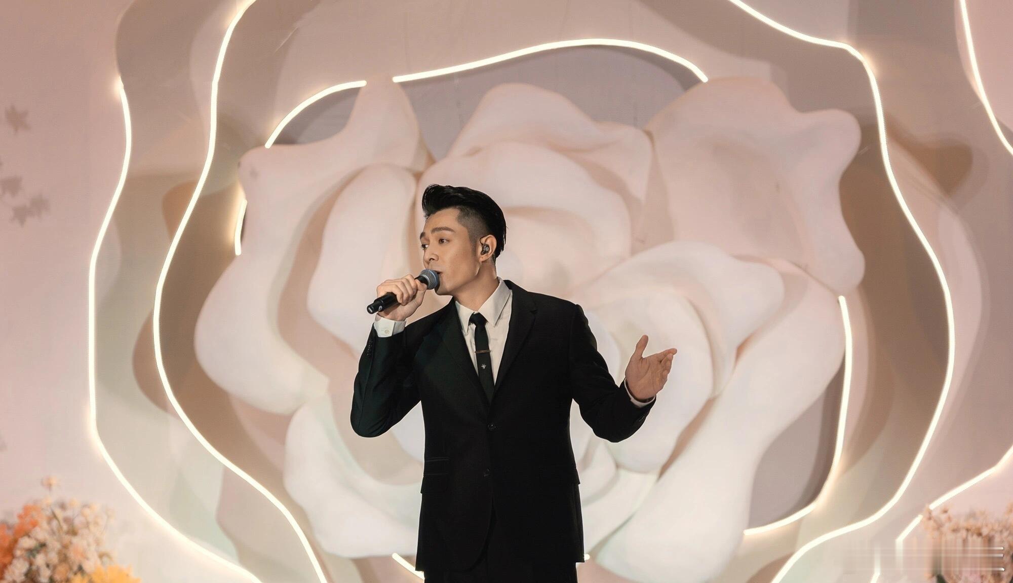 广州车展最大彩蛋是周柏豪吧？自带证婚人buff 就算了，还现场给新人送礼物，还记