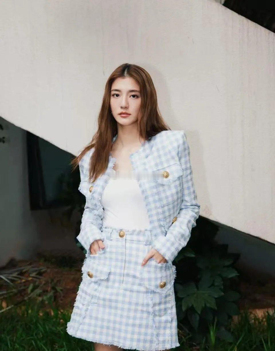 吴千语这一身真的太会搭了！蓝格短外套自带清爽buff，颜色亮眼却不扎眼，刚好露出