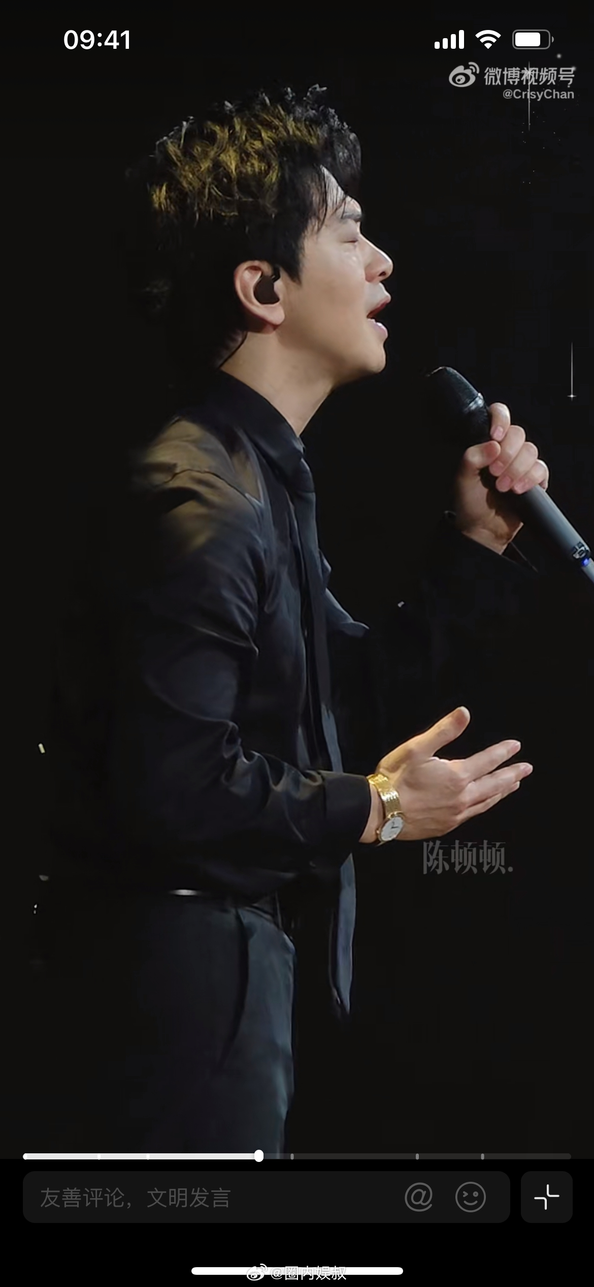 李健称翻唱是对歌手最好的怀念，李健万物安生时巡回演唱会成都站上，他带来特别的曲目