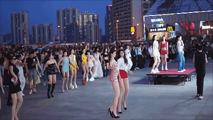 事实证明：喜不喜欢广场舞，与谁在跳广场舞有直接的关系…[黑脸]…