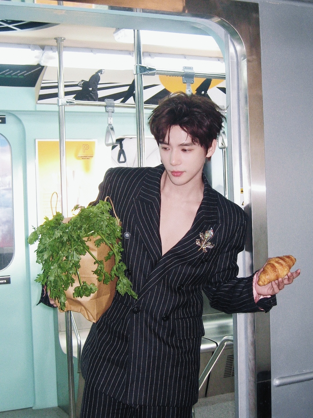 世界暂停 都来欣赏深v老公真神来的王安宇条纹西装