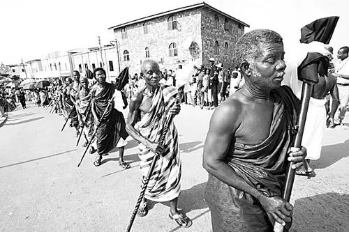 1833年，英国将国家预算的40%为所有帝国奴隶赎身。然而真正的自由只有在七年的