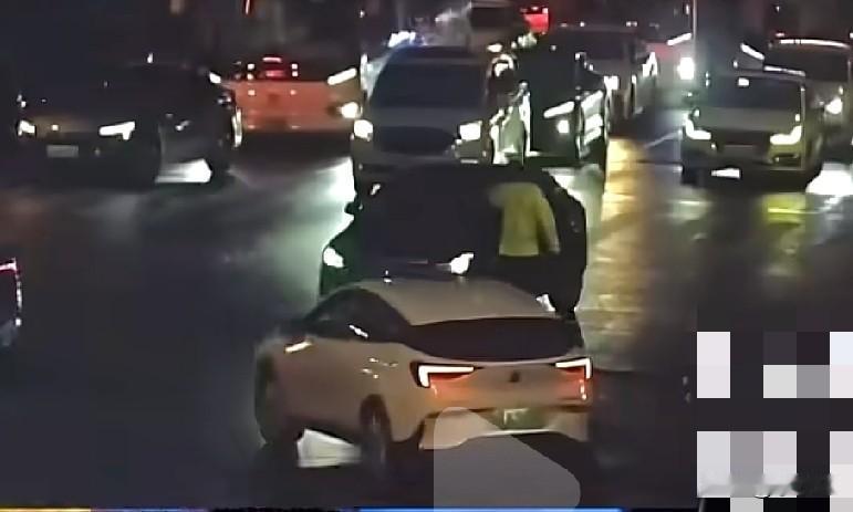 近日，上海徐汇交警在执勤中发现有辆轿车存在闯红灯现象，当即将车辆拦停。拦停后发现