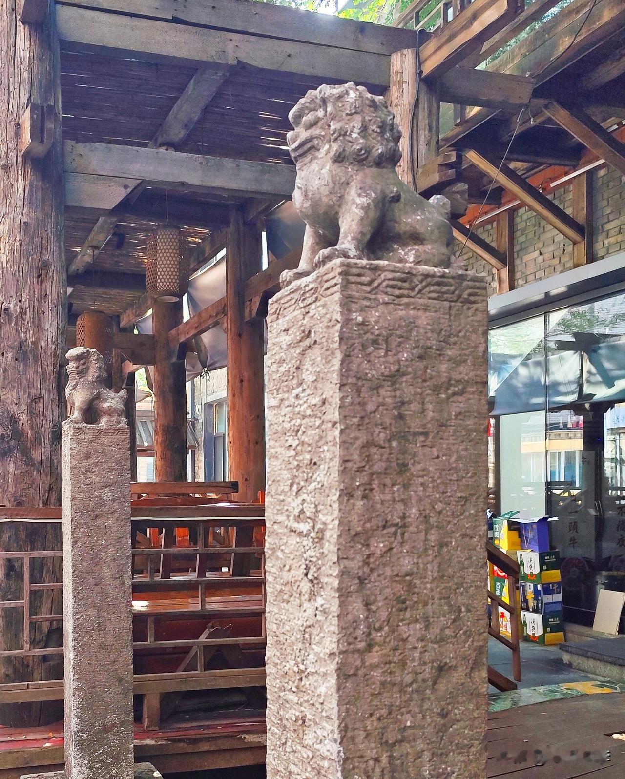 沈阳和平区南八马路，有一段是若干仿民国时期的建筑物，墙体外观很复古，颇像穿越在旧