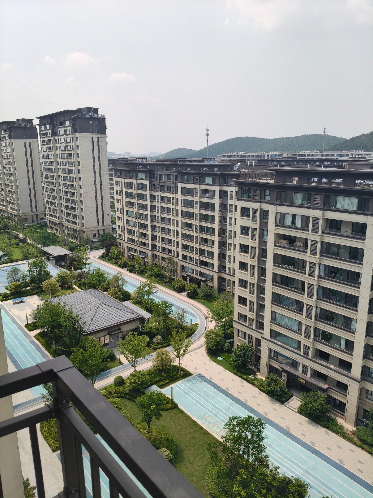 二手房业主开始不想降价了现在的房价，很难再涨了。年轻人都想开了，有钱就买，没钱就