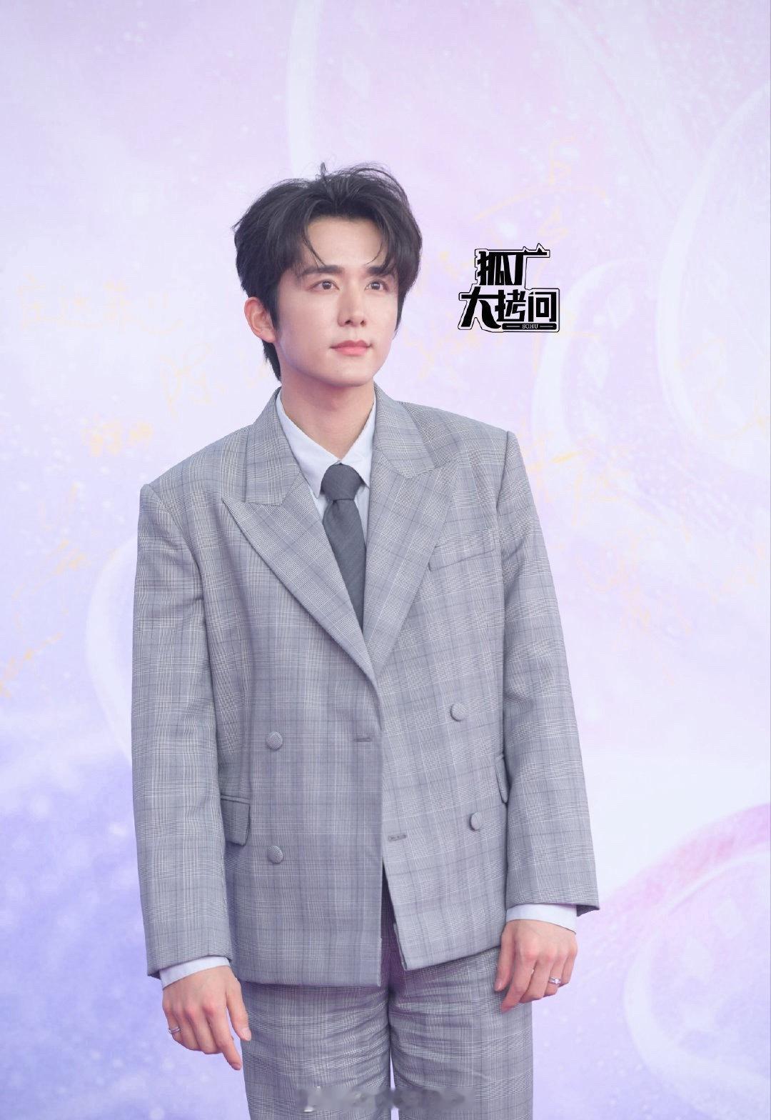 百花奖红毯男明星媒体生图：朱一龙、易烊千玺、张新成，客观评价一下状态： 