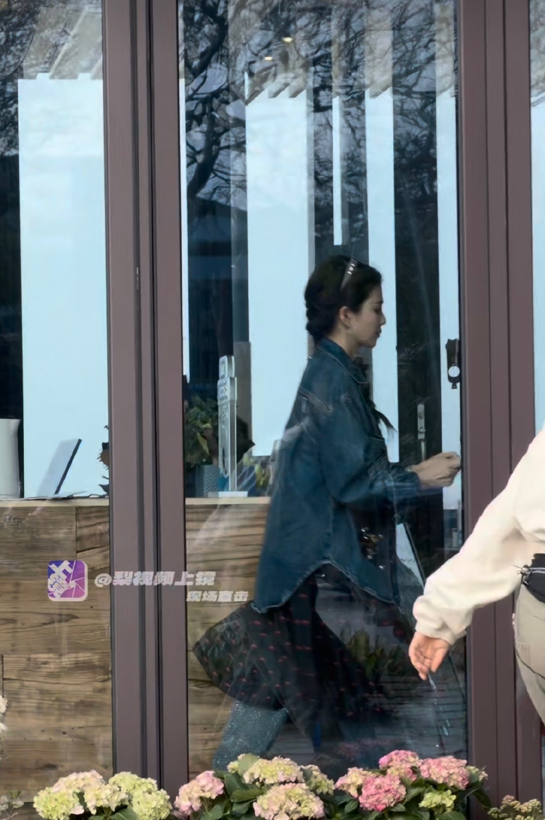 白鹿王鹤棣发烤肠《亲爱的客栈 2026》海南儋州录制甜度拉满，开业礼结束后白鹿王