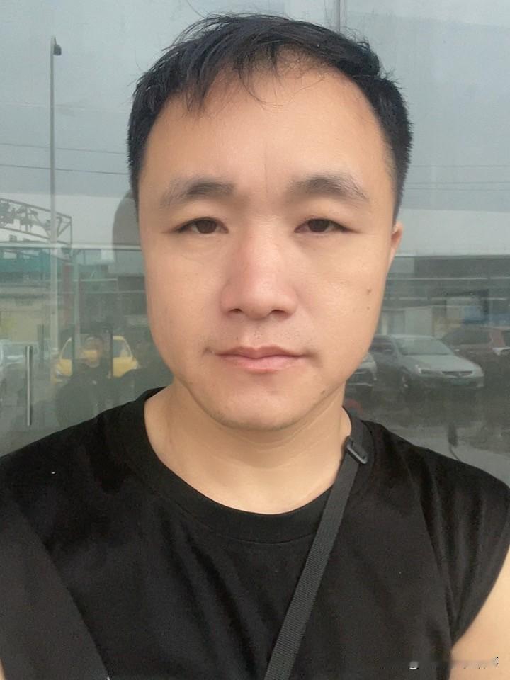 一场突如其来的大雨打乱了我的计划，我只能在别人的屋檐下躲雨。还好没被驱赶，这便是