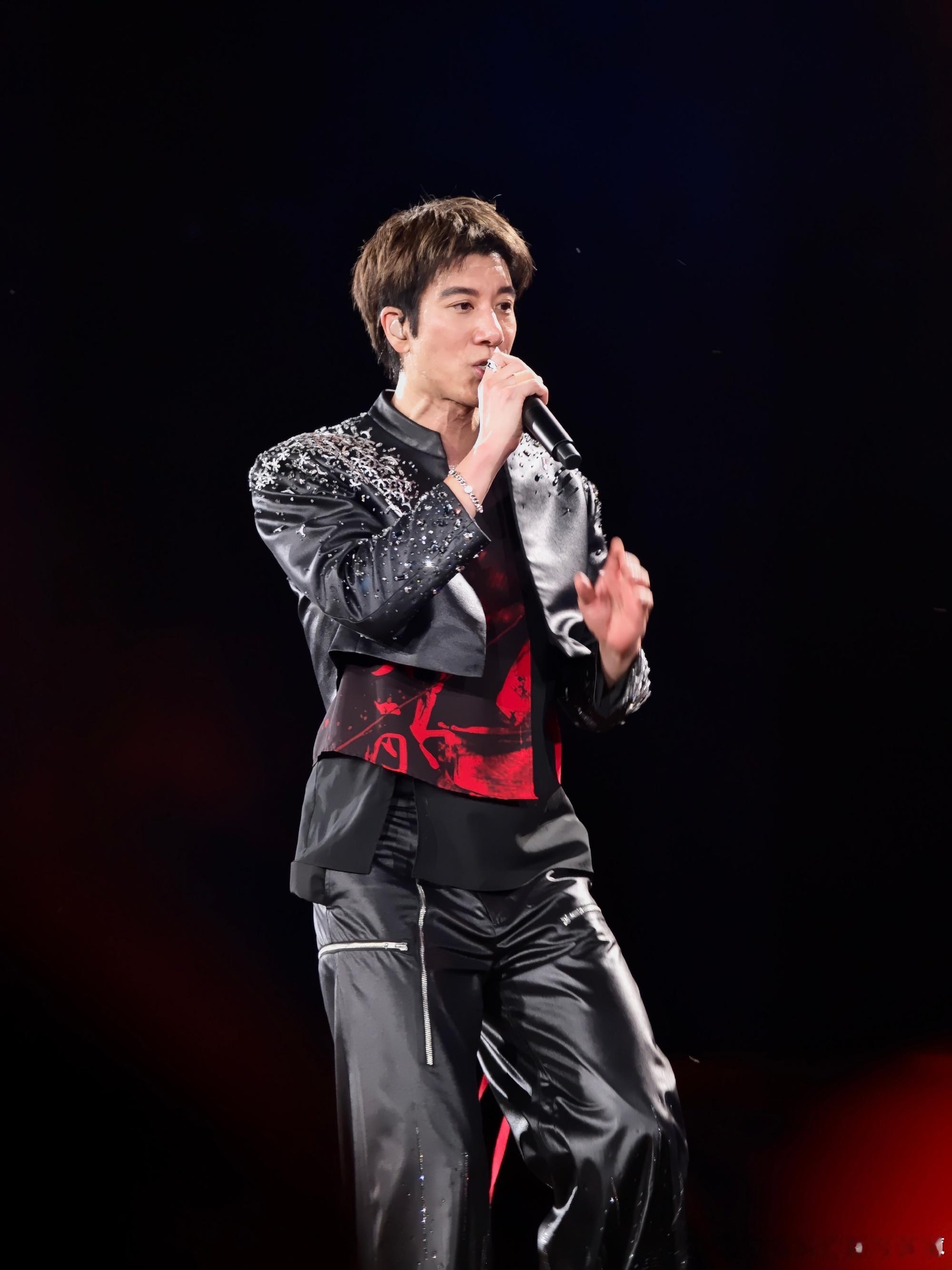 王力宏一巡一巡贴近你的心王力宏演唱会最严厉的父亲一巡更比一巡贴脸！看台前排直接对