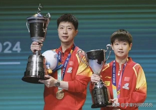 铁打的孙颖莎，流水的兵。

2024年世界杯合照，身边的是马龙
2025年世界杯