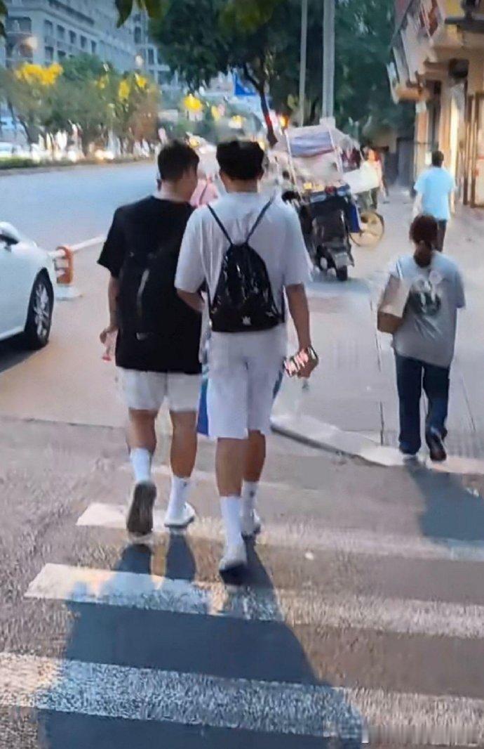 发现了一个现象，为什么这么多大学生喜欢穿这种白袜子啊，不会很难洗吗？ 