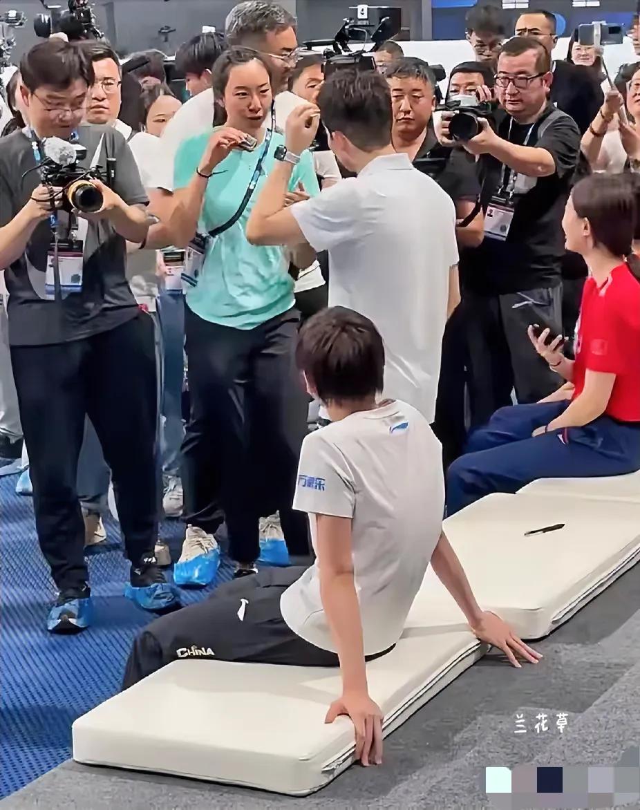 看婵宝累的，哪里可以坐的，她就随时坐下了，且以两手撑着身体，这该是腰肌劳损的关系