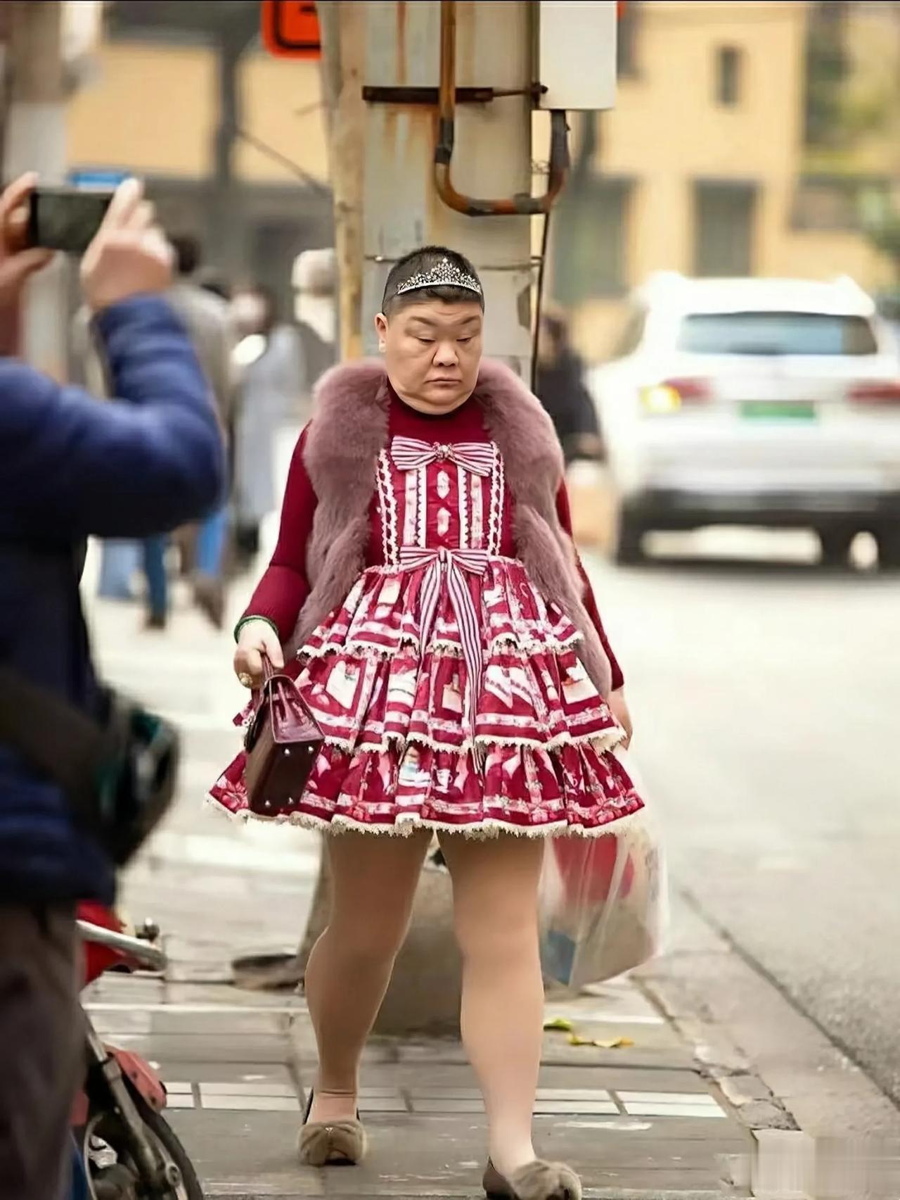 这张照片最近在网络上很火，引来了大家议论声一片。照片中，一个五大三粗的“壮汉”穿