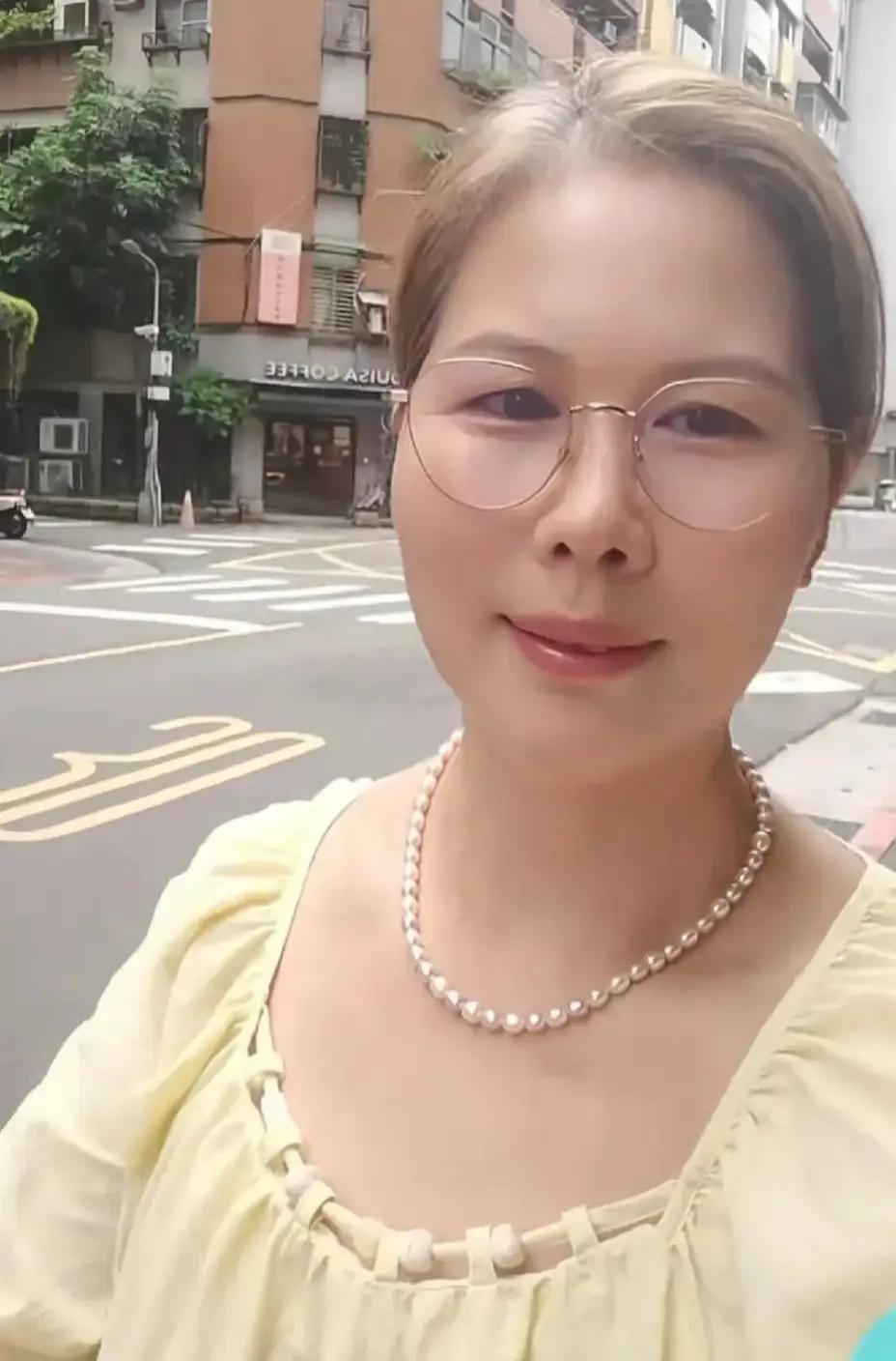 汪小菲家的保姆小杨阿姨可太洋气啦，走在街上简直回头率爆表。上次小杨阿姨直播时，就