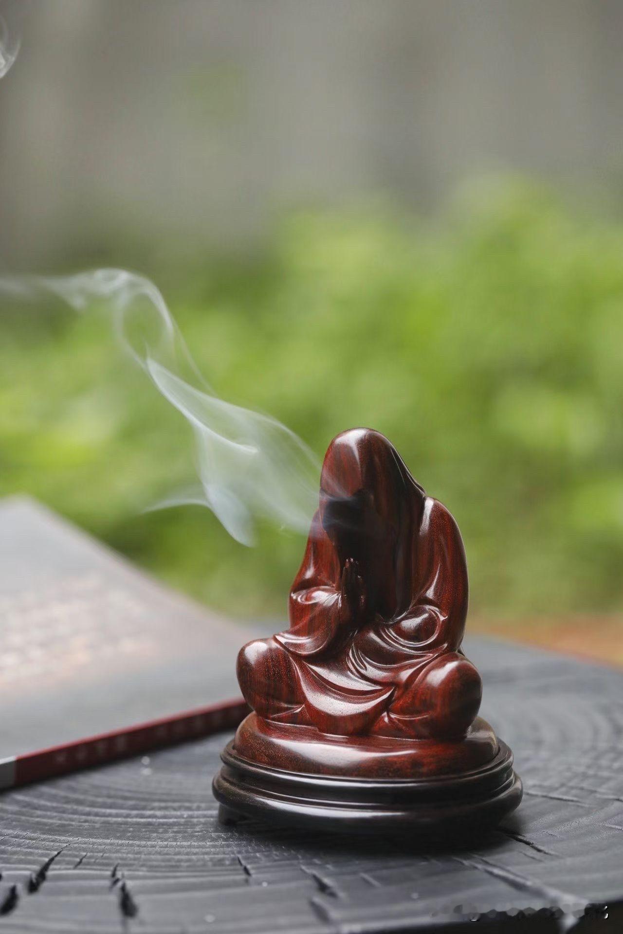 小叶紫檀「无相达摩」香炉

真正有禅意的器物，
往往不在“像”，而在“留白”。