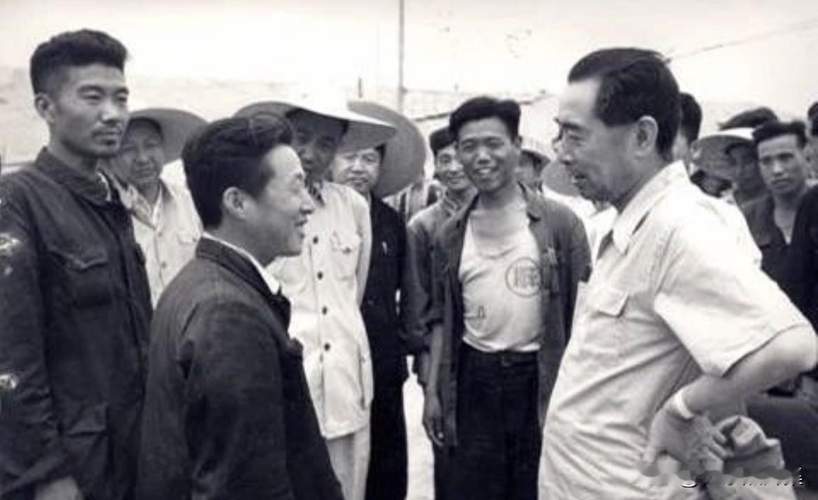 【周总理历史上的今天——6月26日】
1958年6月26日，周恩来总理在百忙之中