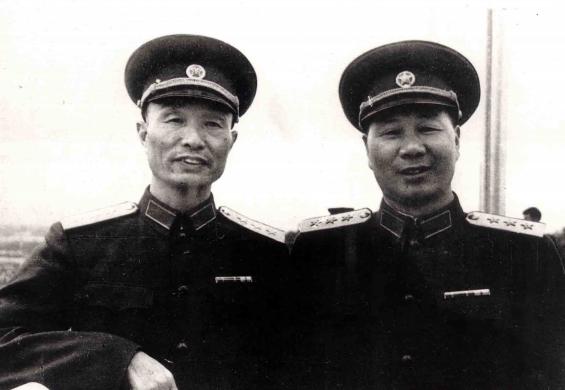 1959年10月1日，两位开国上将在天安门城楼上合影。1956年他们发生过一次激