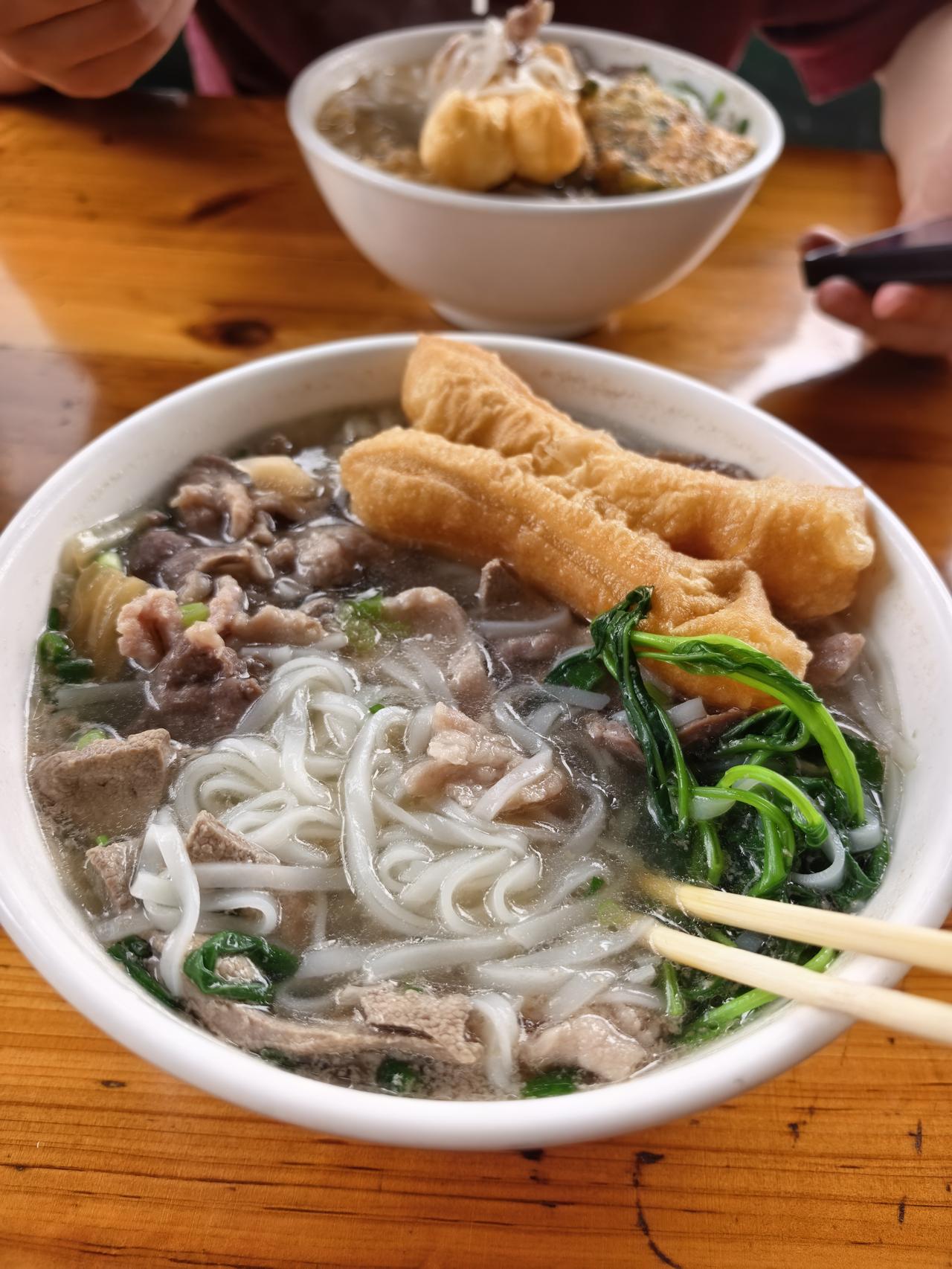 友友们早上我吃的是广东粿汤，和帅哥两个人一共花了22块钱。
早上七点半起床，八点