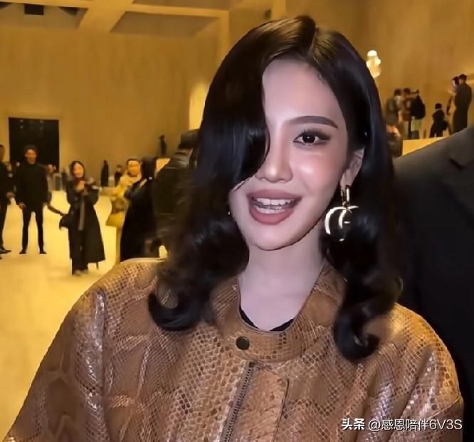 哎哟喂，宁艺卓这发型是认真的吗？网友评论笑疯我：“左眼记住你，右眼忘掉你”——太