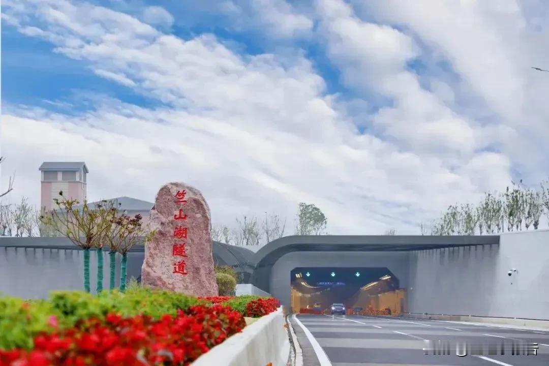 饱受锡宜两地百姓期待的341省道宜马快速通道目前迎来了项目消防和竣工验收。根据项