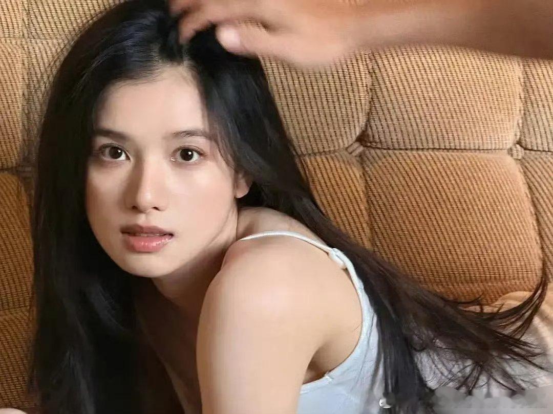 婧仪啊，虽然你之前那部电影很出名，但是别走这个路子好吗？别营销什么爱人了。。。其