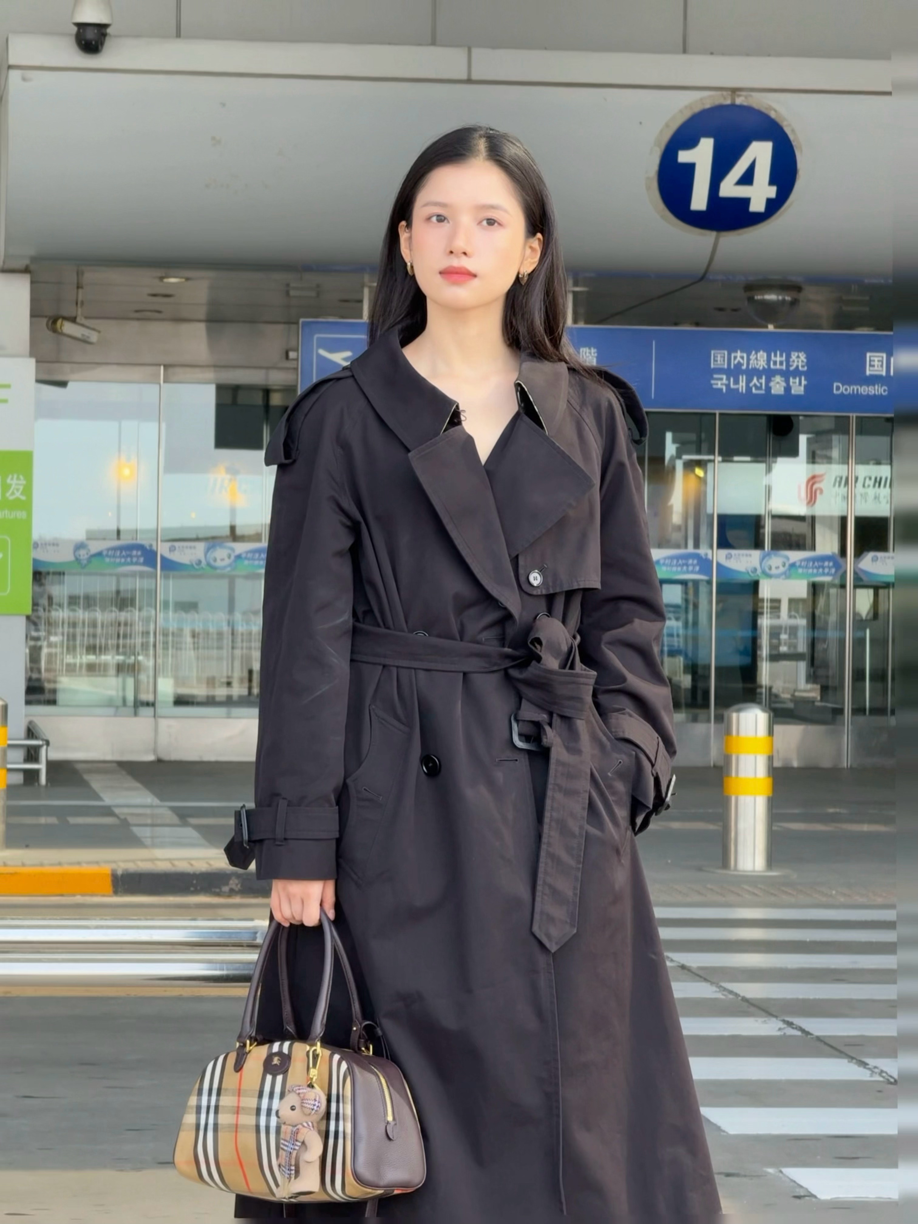 风衣战神张婧仪 张婧仪启程伦敦时装周，即将作为品牌大使再次亮相奢牌秀场看秀，经典