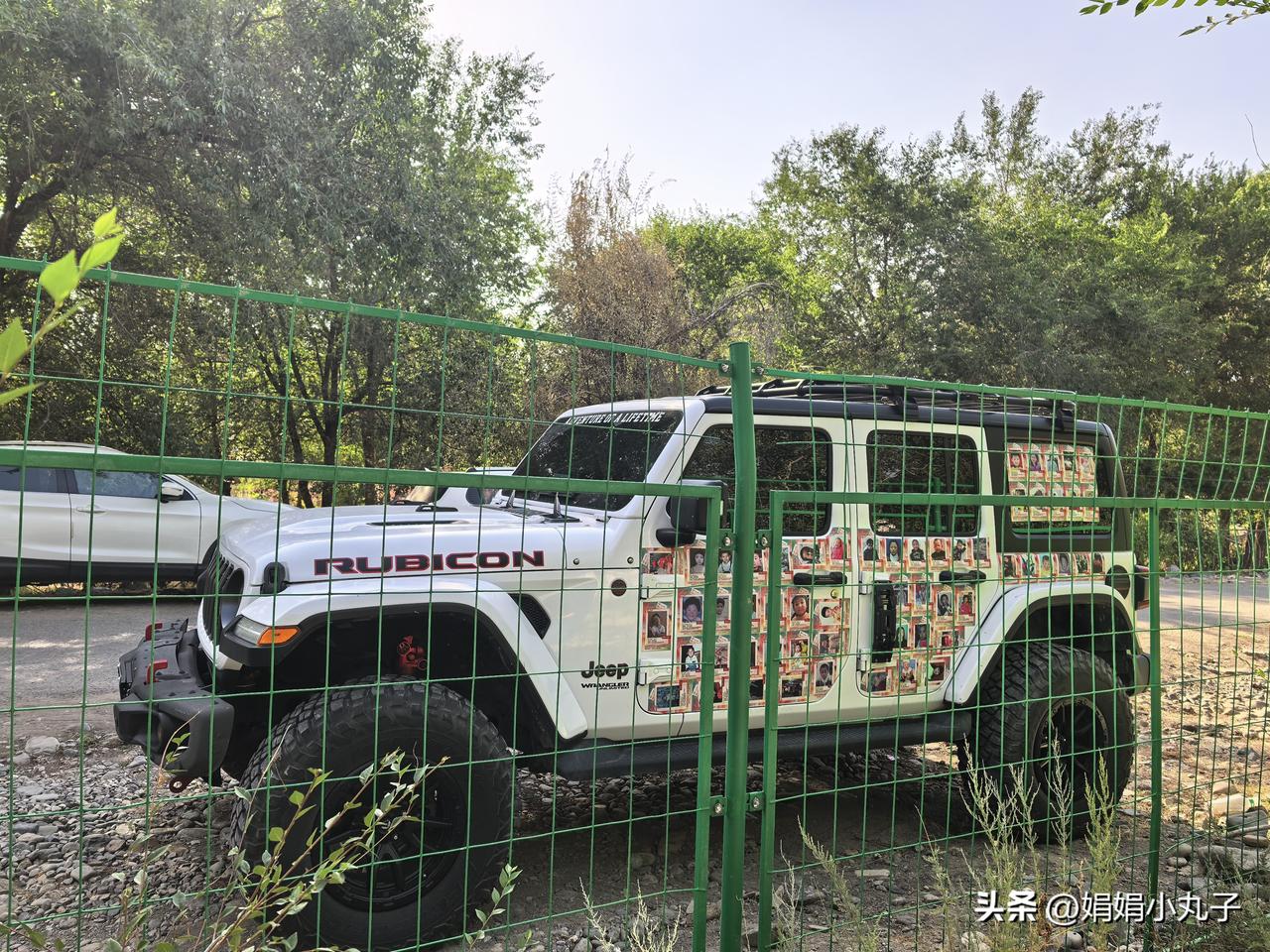 在乌鲁木齐郊外露营，偶遇暖心牧马人~车身贴满65名失踪孩童寻人启事~车主自发为走
