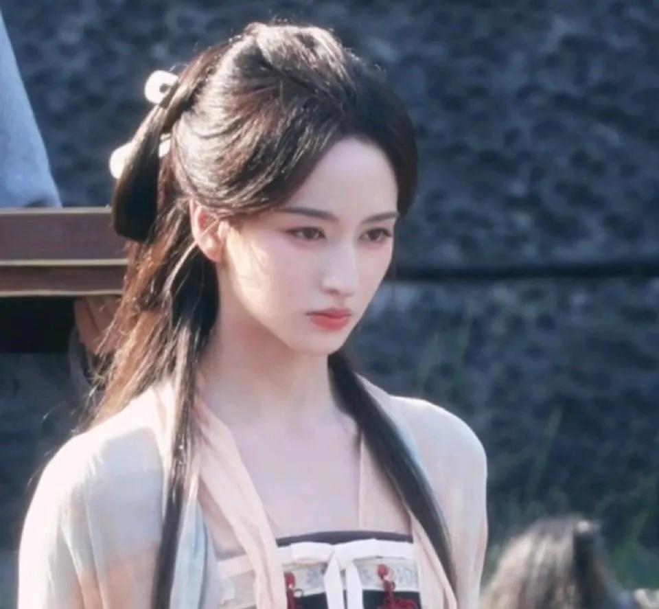 李宛妲新剧女装造型还是挺漂亮的！

之前一直有网友说她的五官过于英气，不属于气质