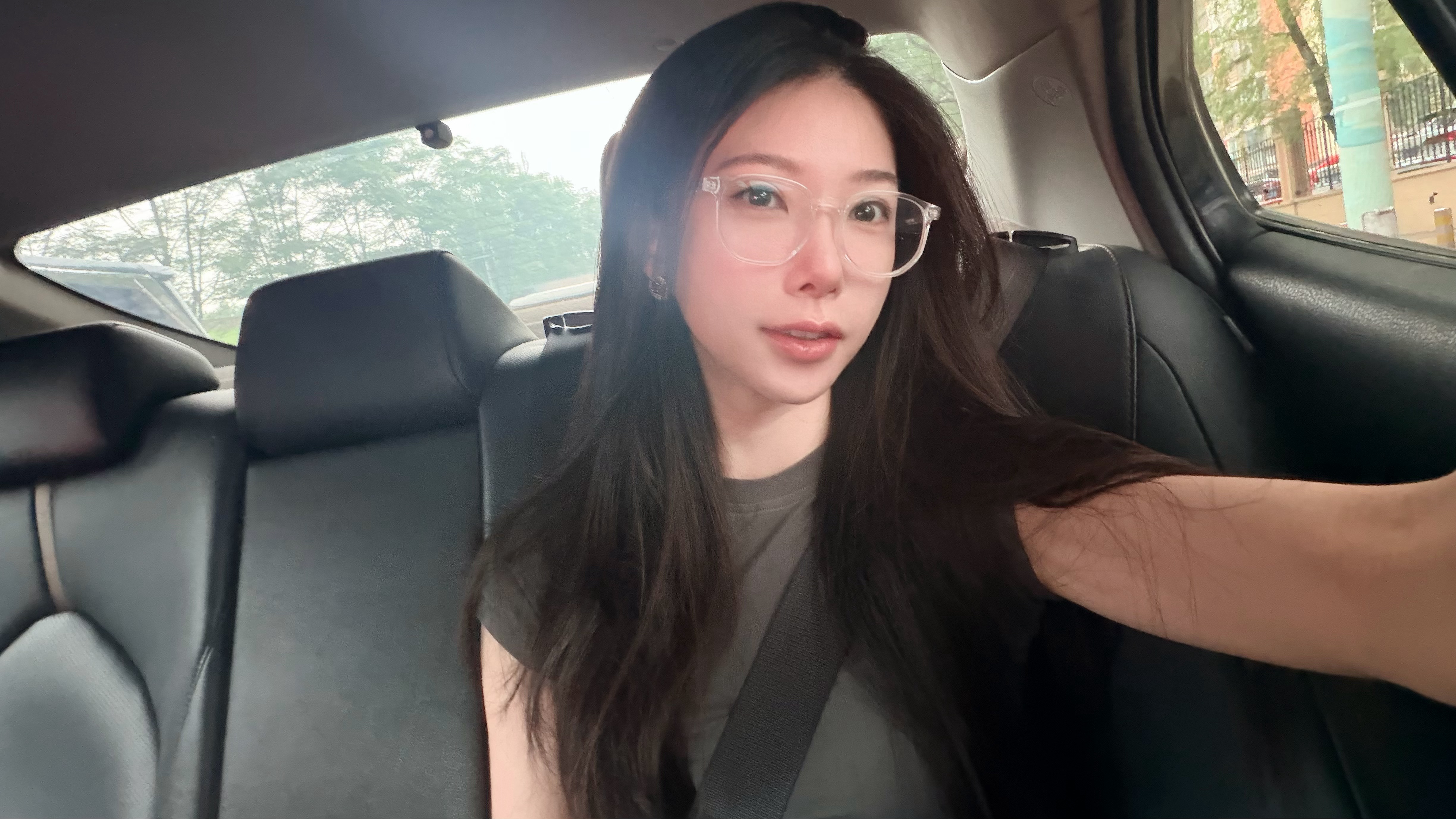 8小时后，我王汉三又杀回了机场脸现在是肿肿的，我一般会刻意保持这个迷迷糊糊的状态