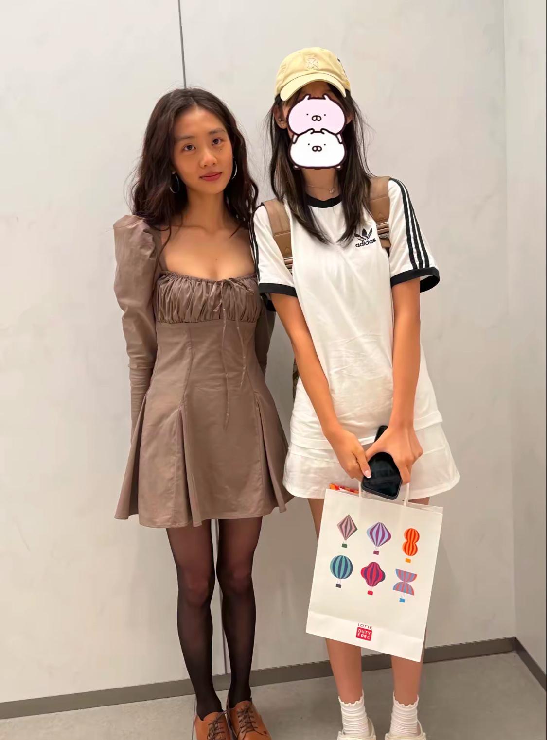 一转眼黄磊的女儿黄多多都19岁了，在韩国免税店偶遇，穿着大方，太漂亮了。

在国