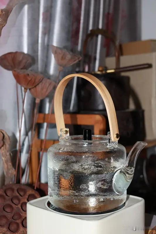 平淡

晨起烧水泡茶，看叶片在杯中沉浮。上班路上经过同一排梧桐，叶子从嫩绿到枯黄