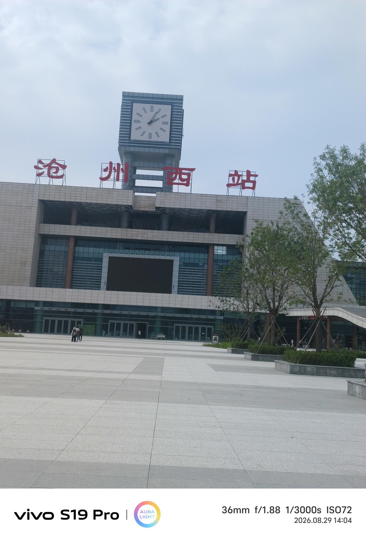丫头今天返校，我本想开车送到学校，可是她担心我舟车劳顿，说还是坐高铁去吧，其实每