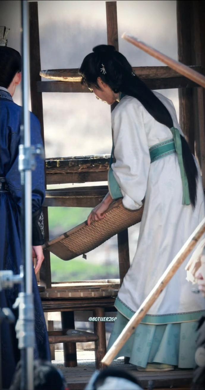 田曦薇演戏归来三年农龄田曦薇这“三年农龄”真不是白说的！种田、养猪、抓鸡样样精通