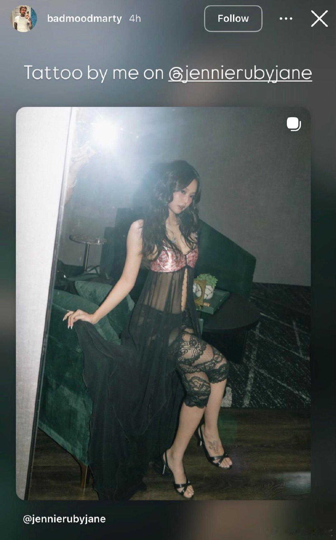 Jennie纹了纹身浅浅露一点纹身的氛围感被Jennie玩明白了，脚背天使好绝~