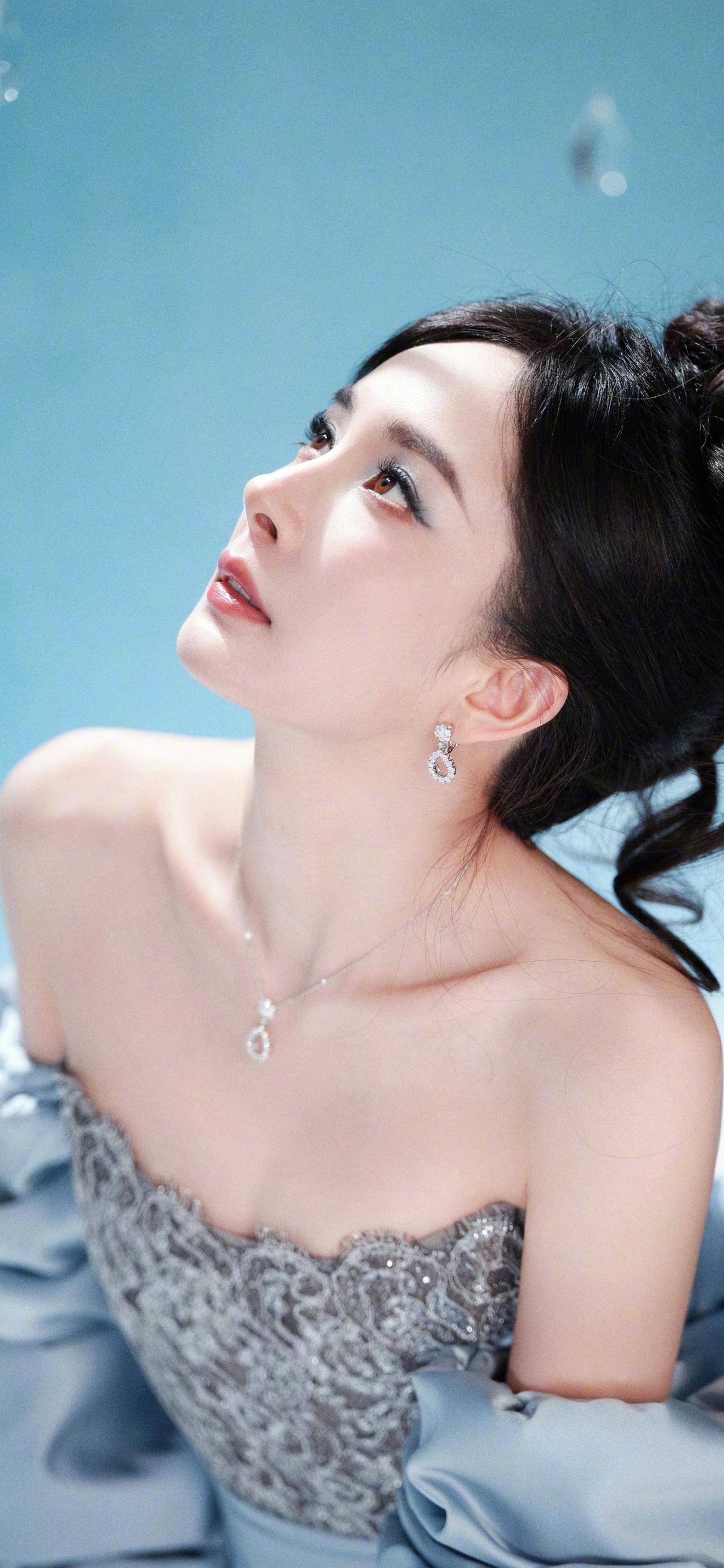 杨幂身材已经到了惊为天人的层次，与热巴相比美貌的话，感觉还是不如热巴浓艳的立体。