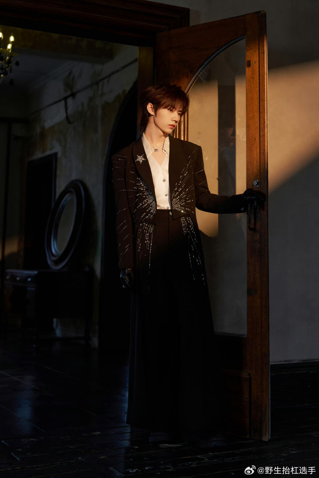 张子墨cos纪律委员张子墨你小子拿这张帅脸在干什么，怎么走红毯走的开始cos纪律