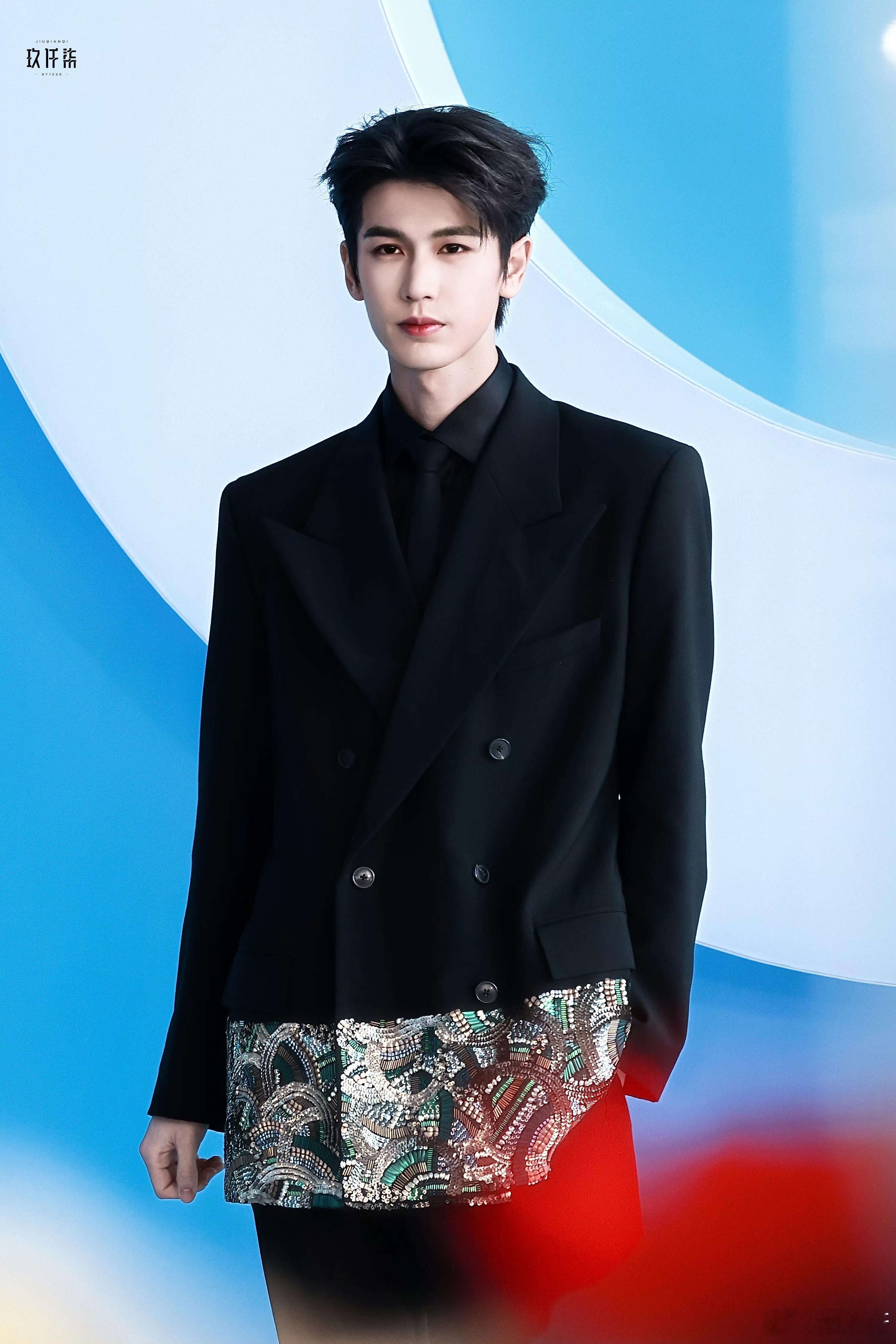 张凌赫顶美的统治力不必多言 张凌赫尖叫之夜状态的含金量无需多言，一出场全场都在喊